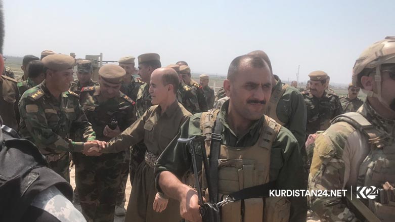 به‌ وێنه‌.. وه‌زیری پێشمه‌رگه‌ سه‌نگه‌ره‌كانی به‌رگری به‌سه‌ر كرده‌وه‌